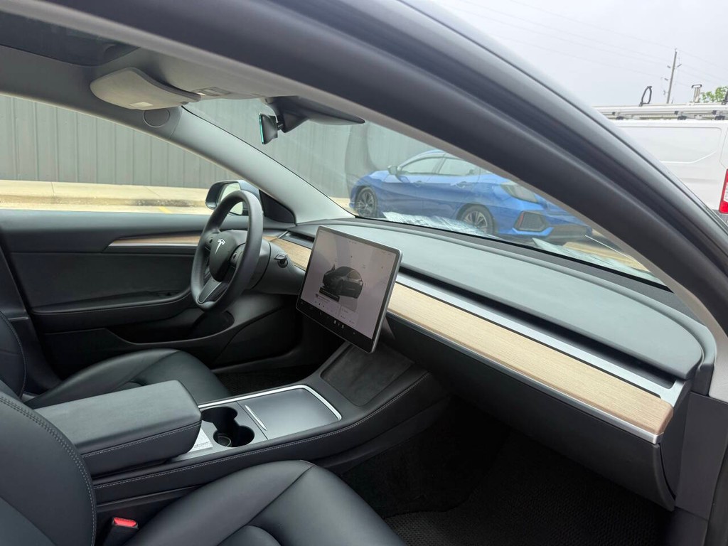 Tesla Model 3 Vehicle Full-screen Gallery Image 09