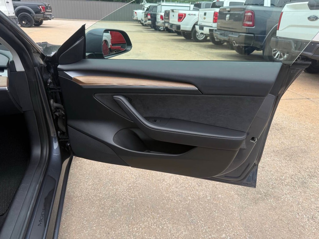 Tesla Model 3 Vehicle Full-screen Gallery Image 11