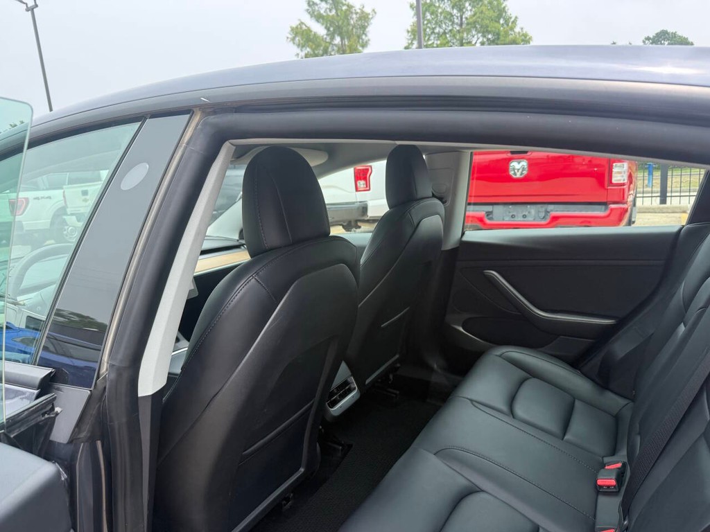 Tesla Model 3 Vehicle Full-screen Gallery Image 12