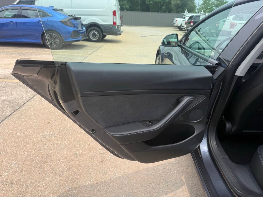 Tesla Model 3 Vehicle Full-screen Gallery Image 14