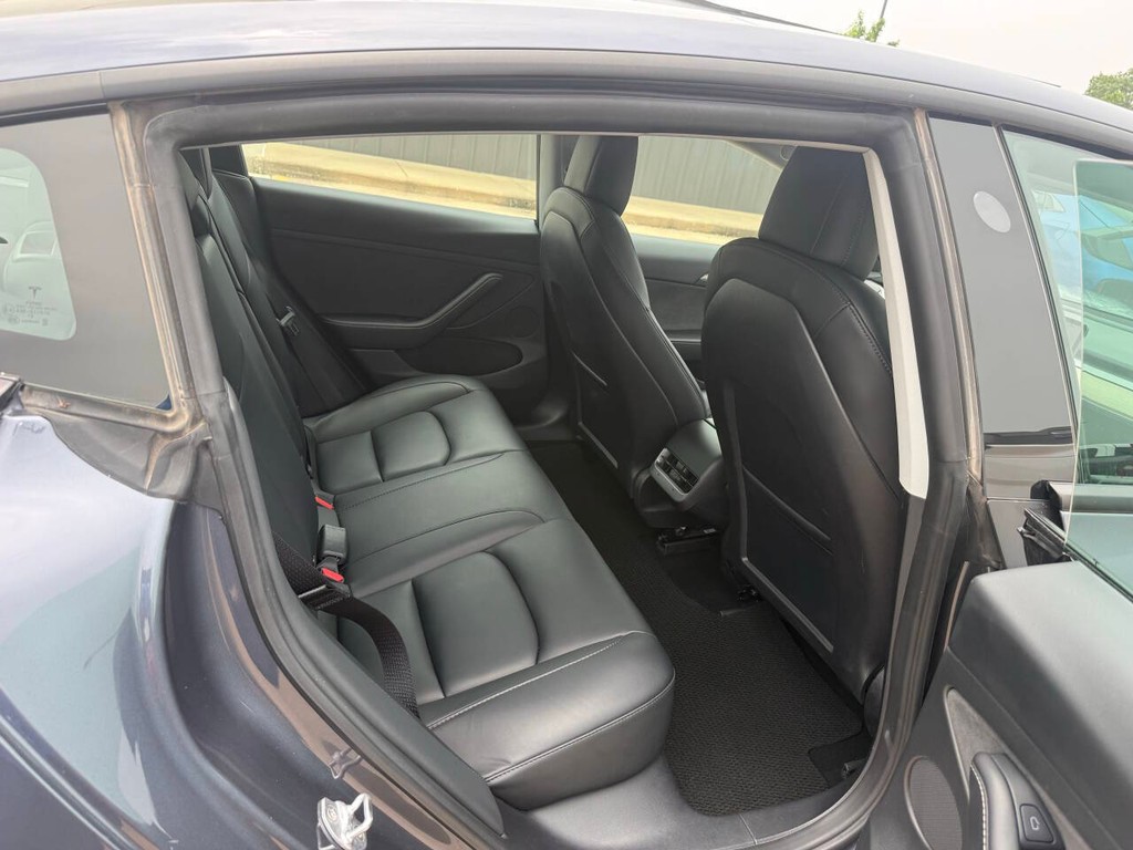 Tesla Model 3 Vehicle Full-screen Gallery Image 15