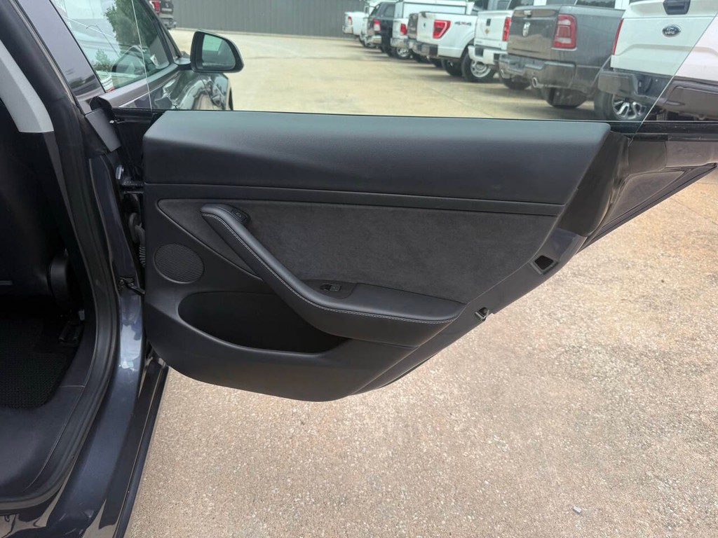 Tesla Model 3 Vehicle Full-screen Gallery Image 16