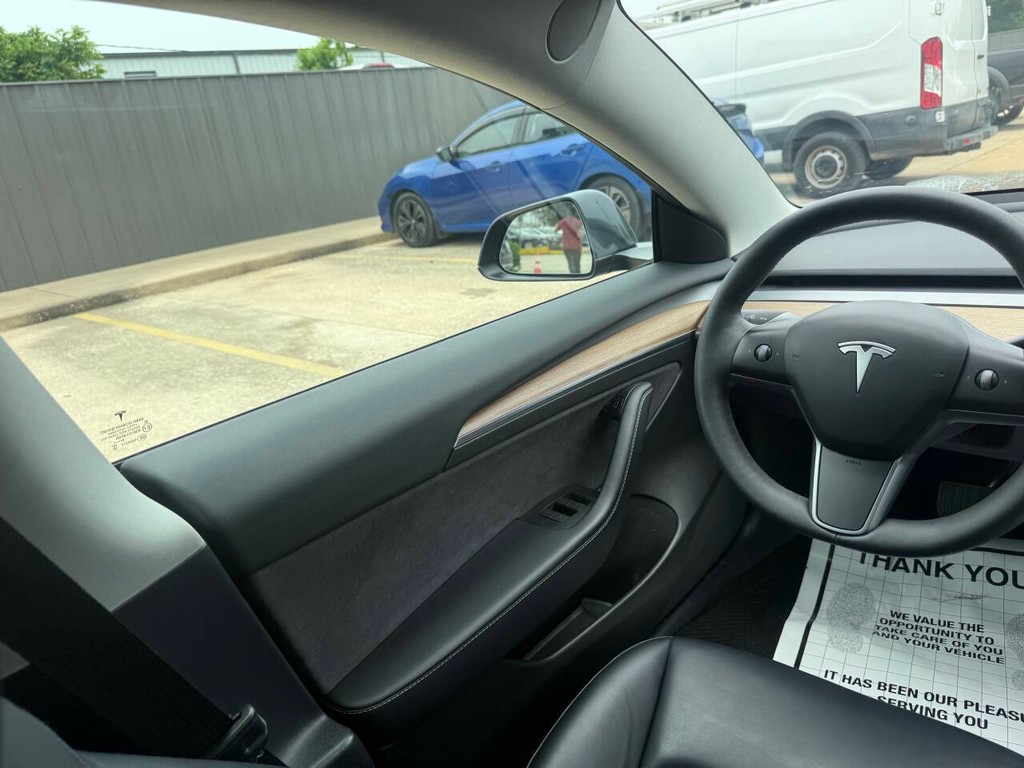 Tesla Model 3 Vehicle Full-screen Gallery Image 19