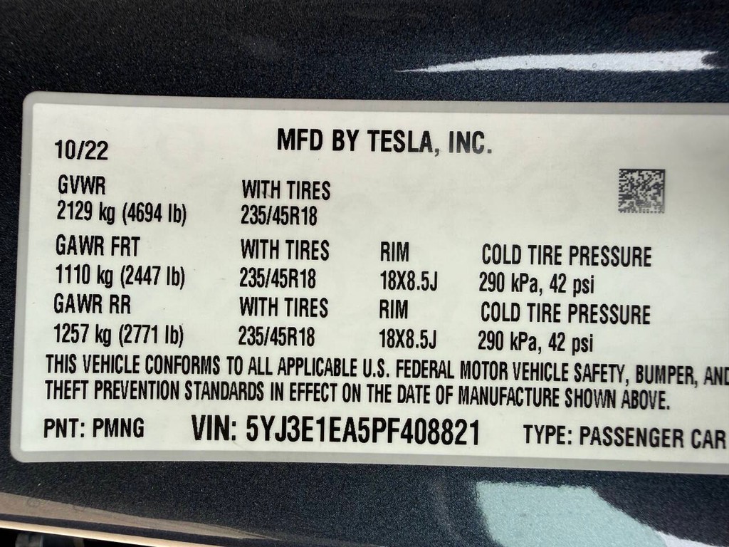 Tesla Model 3 Vehicle Full-screen Gallery Image 31