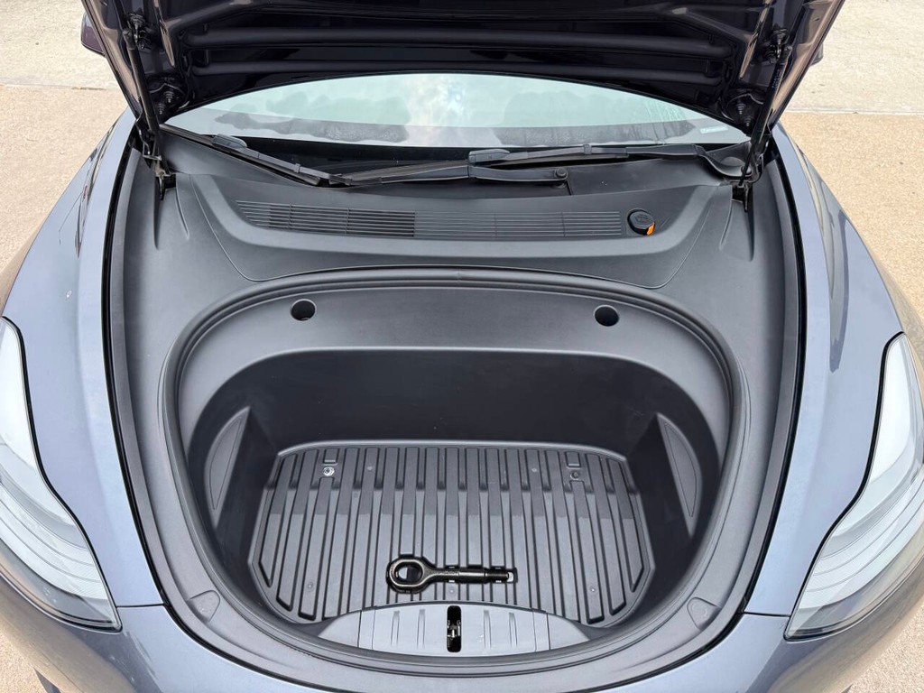 Tesla Model 3 Vehicle Full-screen Gallery Image 32