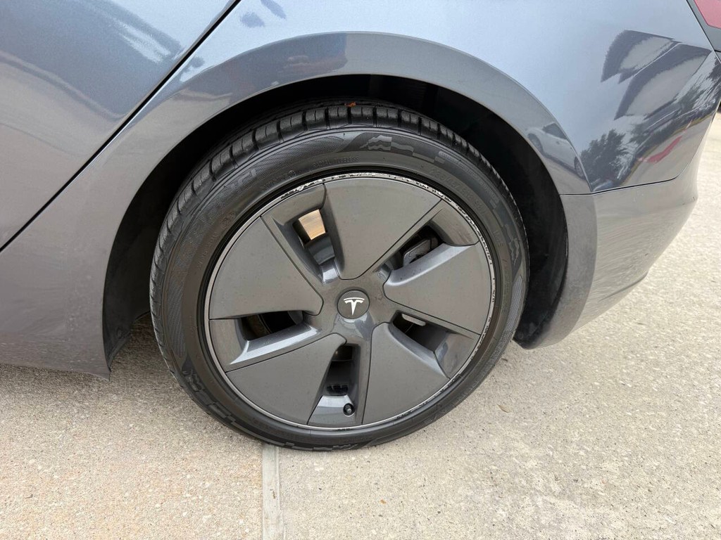 Tesla Model 3 Vehicle Full-screen Gallery Image 33