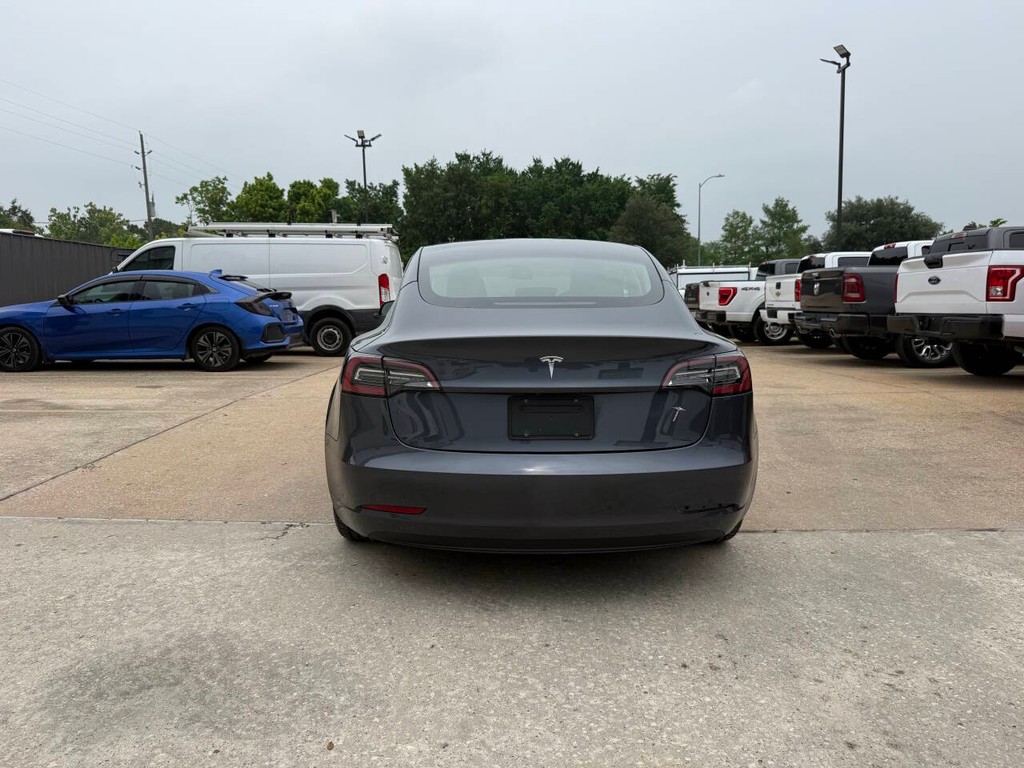 Tesla Model 3 Vehicle Full-screen Gallery Image 35