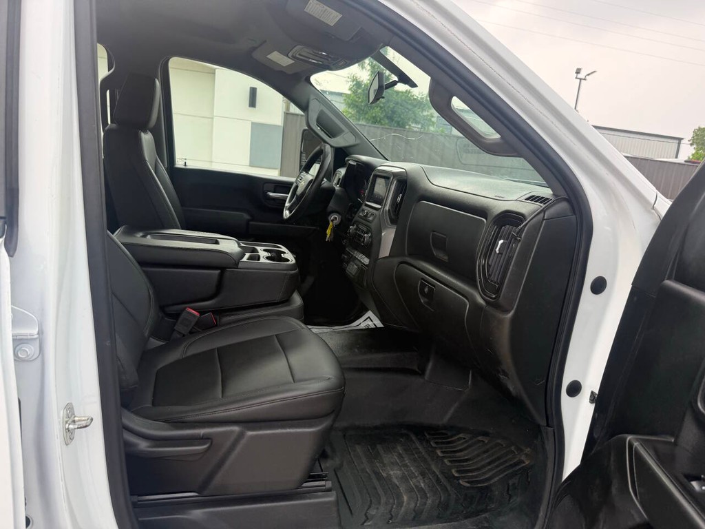 Chevrolet Silverado 2500HD Vehicle Full-screen Gallery Image 10