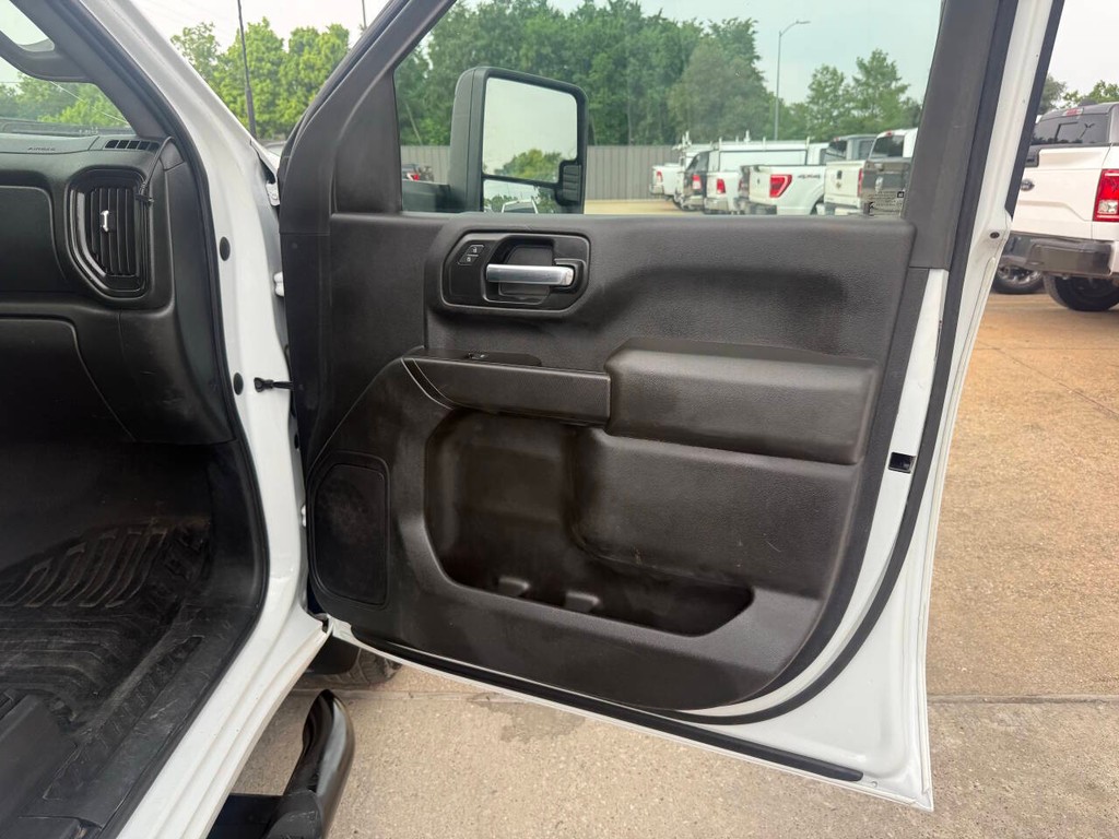 Chevrolet Silverado 2500HD Vehicle Full-screen Gallery Image 11