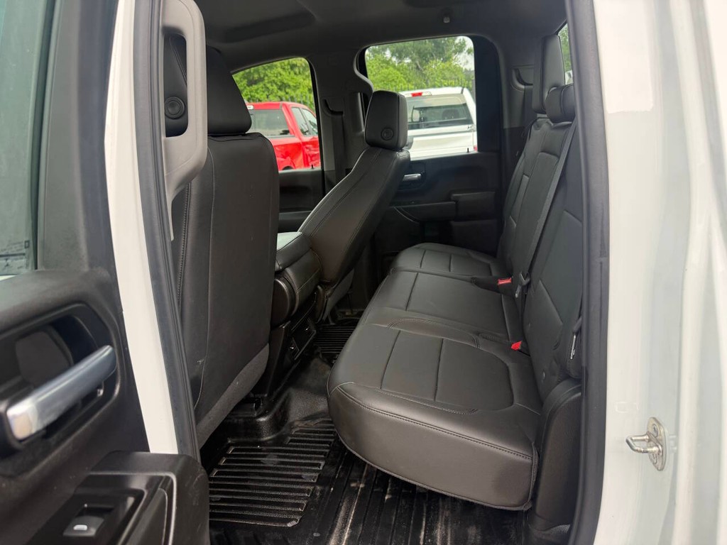 Chevrolet Silverado 2500HD Vehicle Full-screen Gallery Image 13