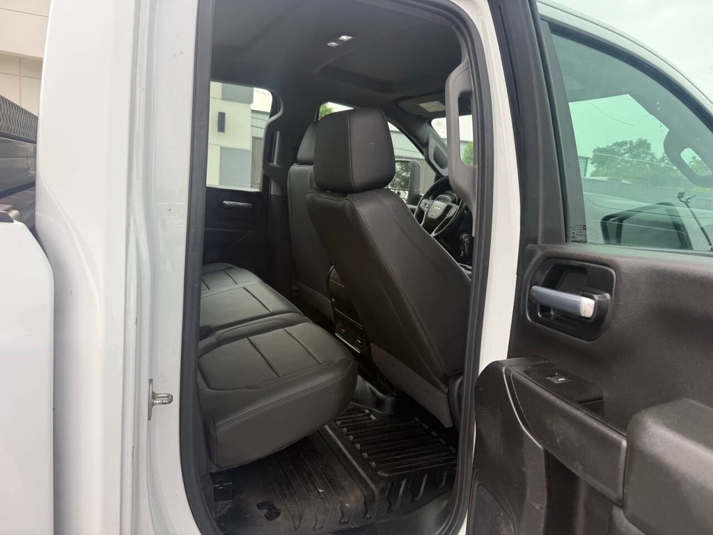 Chevrolet Silverado 2500HD Vehicle Full-screen Gallery Image 15