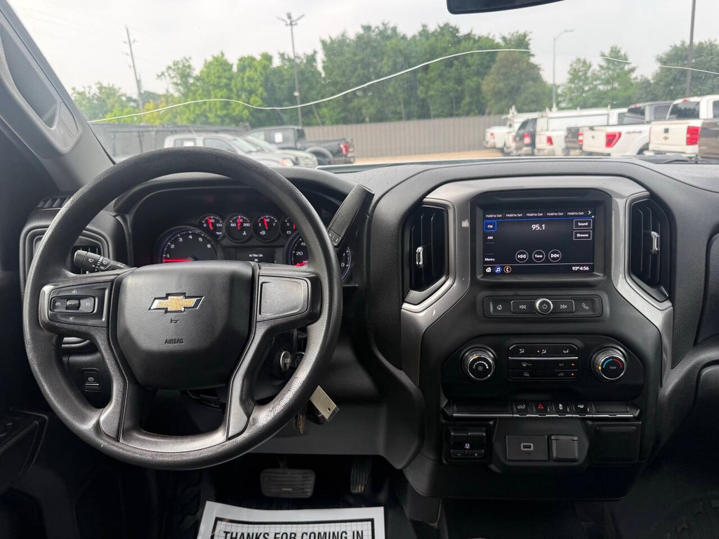 Chevrolet Silverado 2500HD Vehicle Full-screen Gallery Image 21
