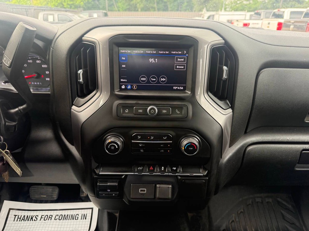 Chevrolet Silverado 2500HD Vehicle Full-screen Gallery Image 24