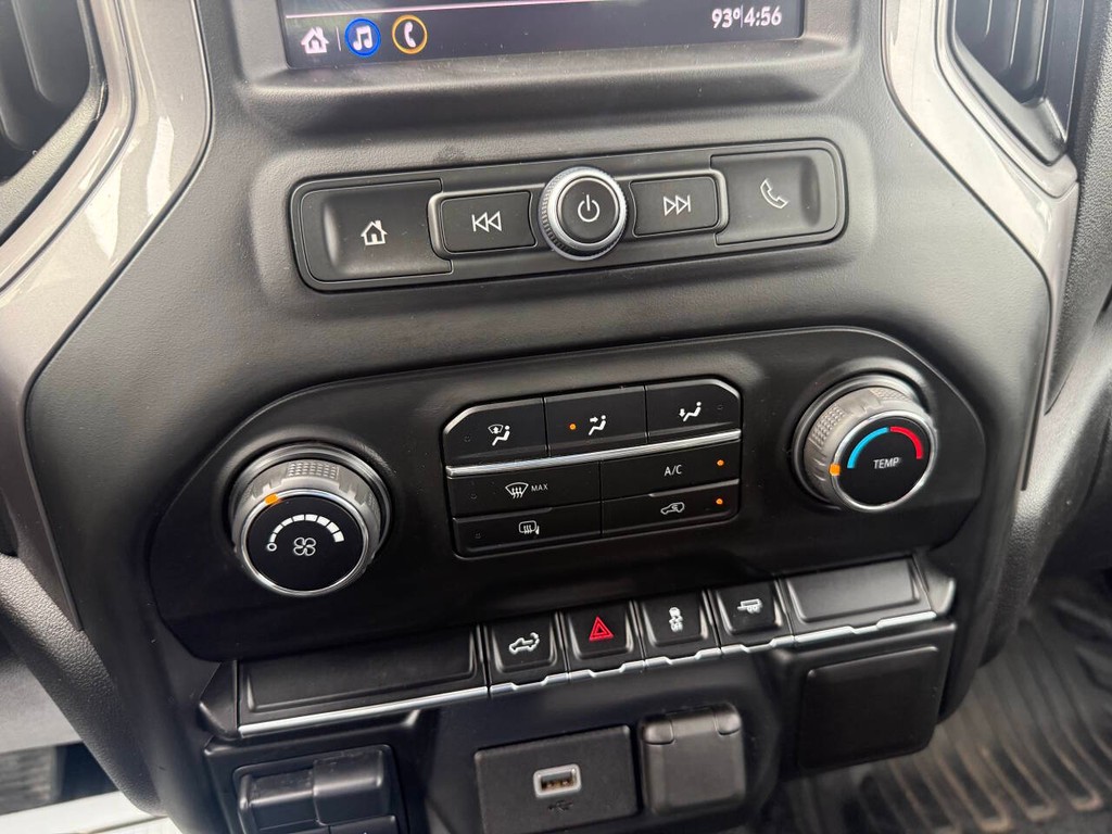 Chevrolet Silverado 2500HD Vehicle Full-screen Gallery Image 28