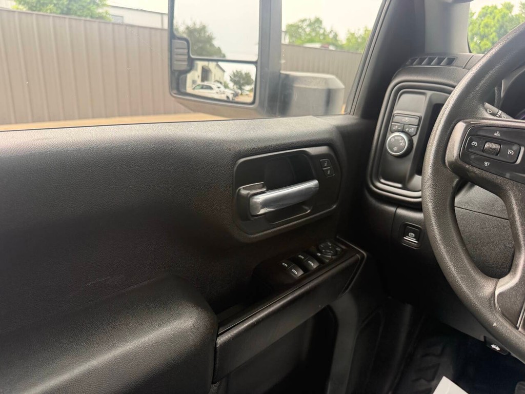 Chevrolet Silverado 2500HD Vehicle Full-screen Gallery Image 31