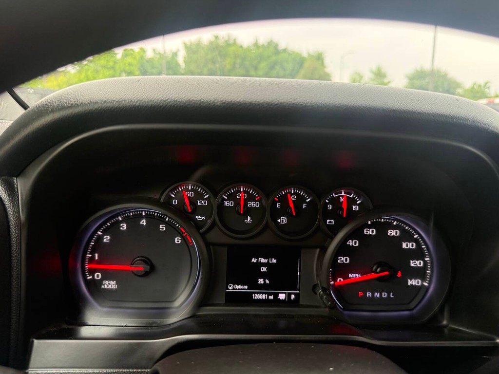 Chevrolet Silverado 2500HD Vehicle Full-screen Gallery Image 32