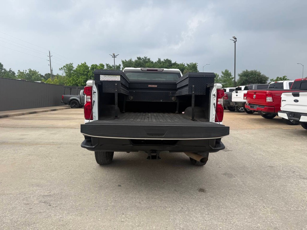 Chevrolet Silverado 2500HD Vehicle Full-screen Gallery Image 38