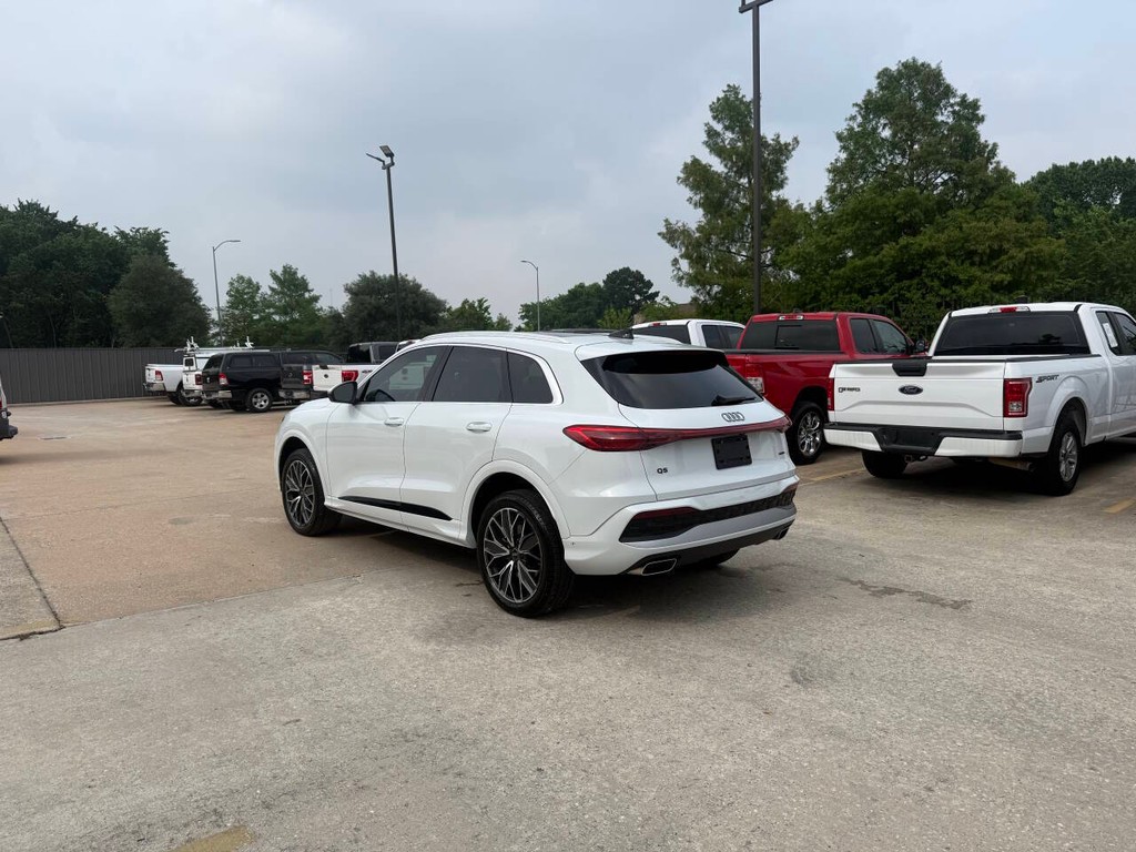 Audi Q5 Vehicle Full-screen Gallery Image 04