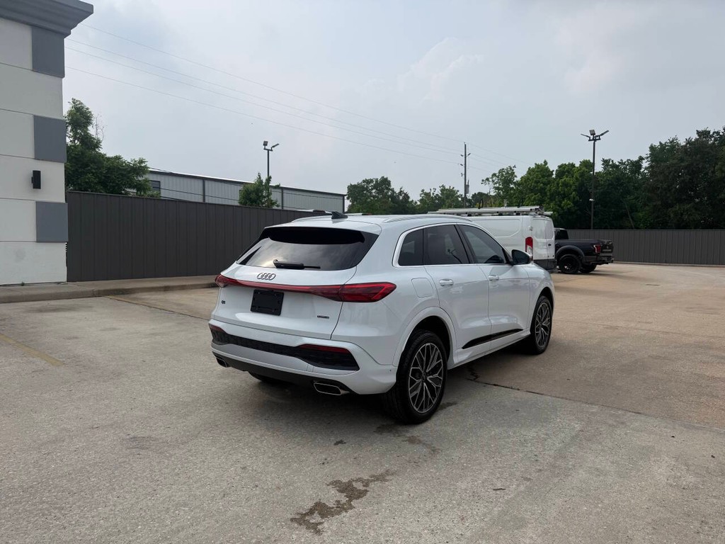 Audi Q5 Vehicle Full-screen Gallery Image 05