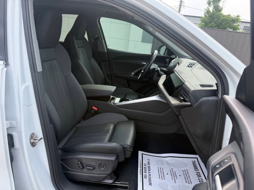 Audi Q5 Vehicle Full-screen Gallery Image 09