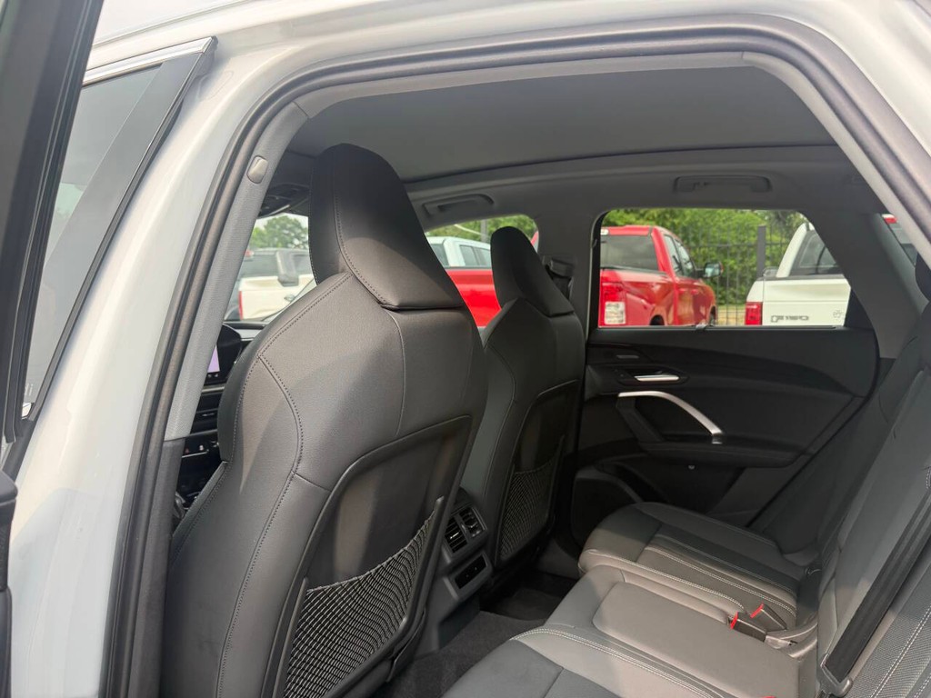 Audi Q5 Vehicle Full-screen Gallery Image 11