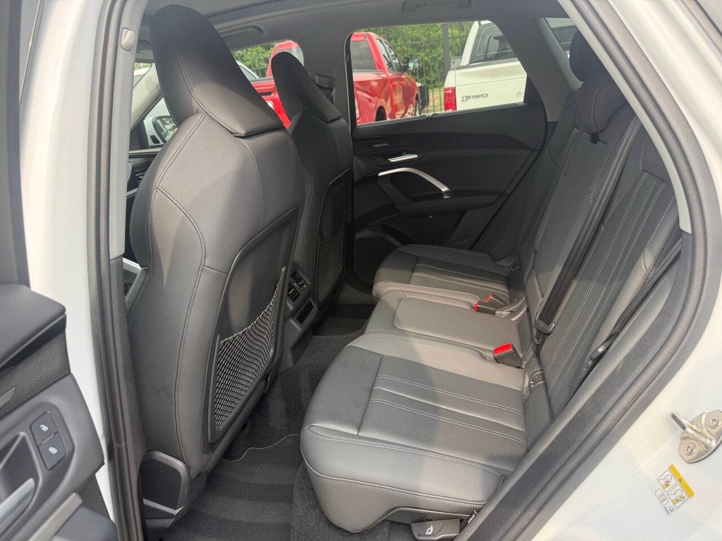 Audi Q5 Vehicle Full-screen Gallery Image 12