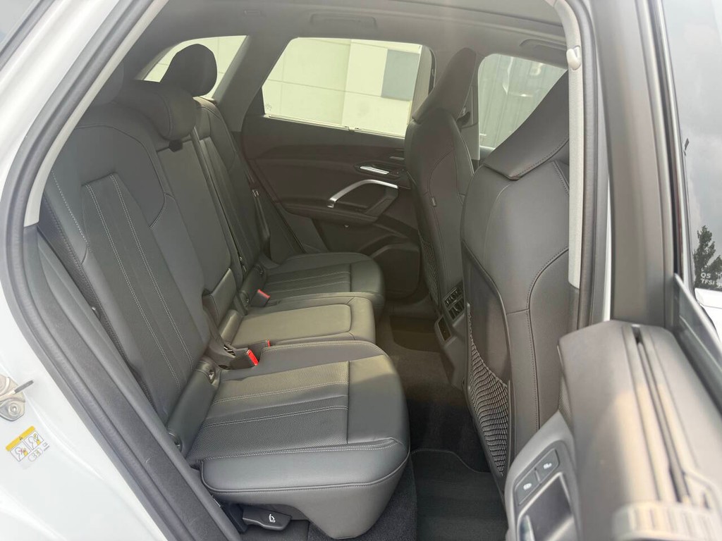 Audi Q5 Vehicle Full-screen Gallery Image 14