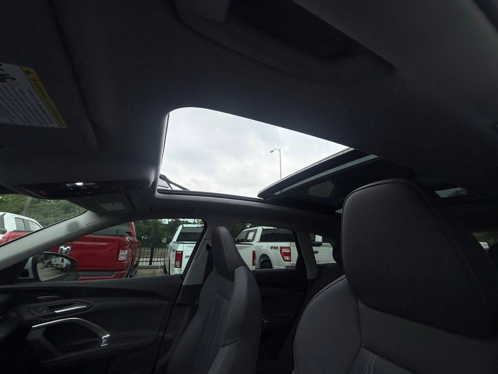 Audi Q5 Vehicle Full-screen Gallery Image 30
