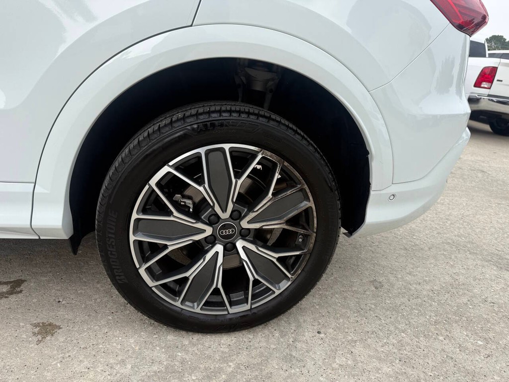 Audi Q5 Vehicle Full-screen Gallery Image 36