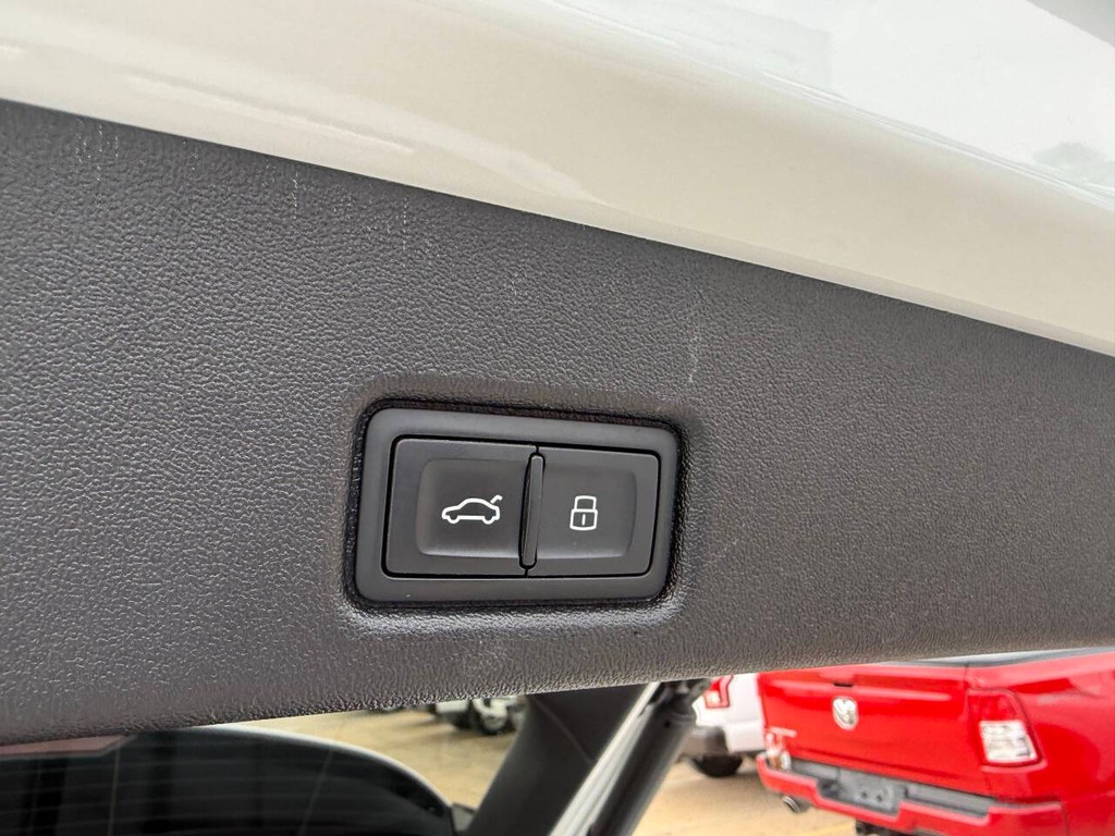 Audi Q5 Vehicle Full-screen Gallery Image 38