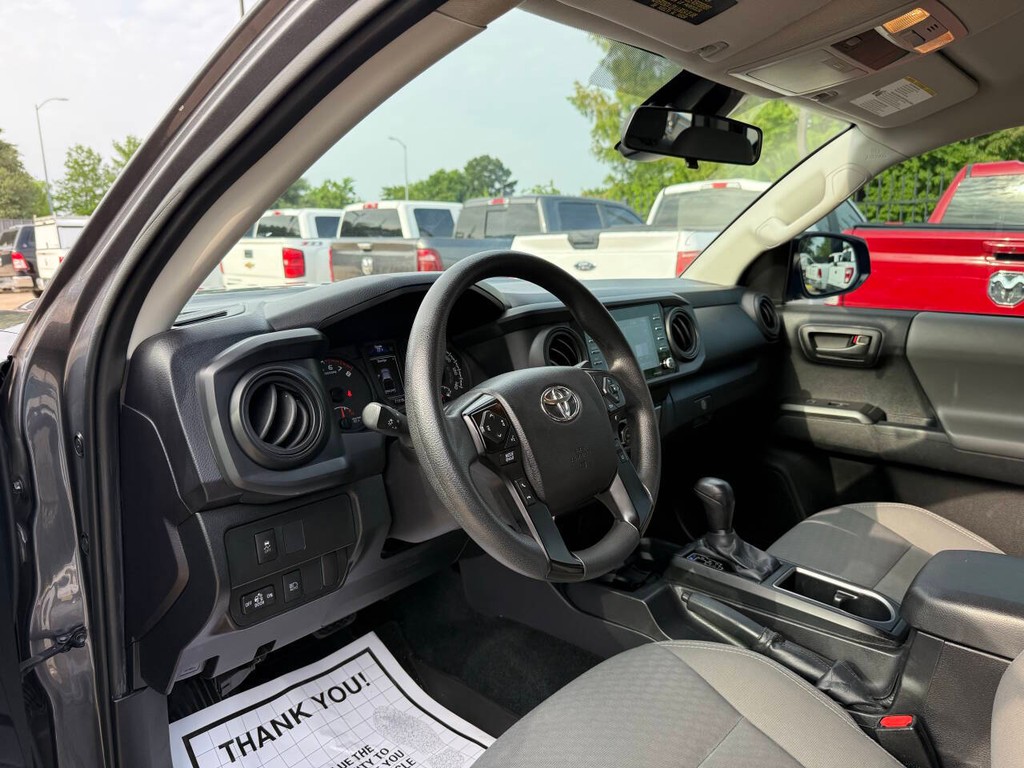 Toyota Tacoma Vehicle Full-screen Gallery Image 06
