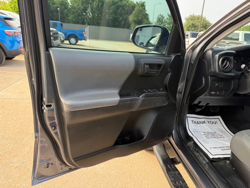 Toyota Tacoma Vehicle Full-screen Gallery Image 08