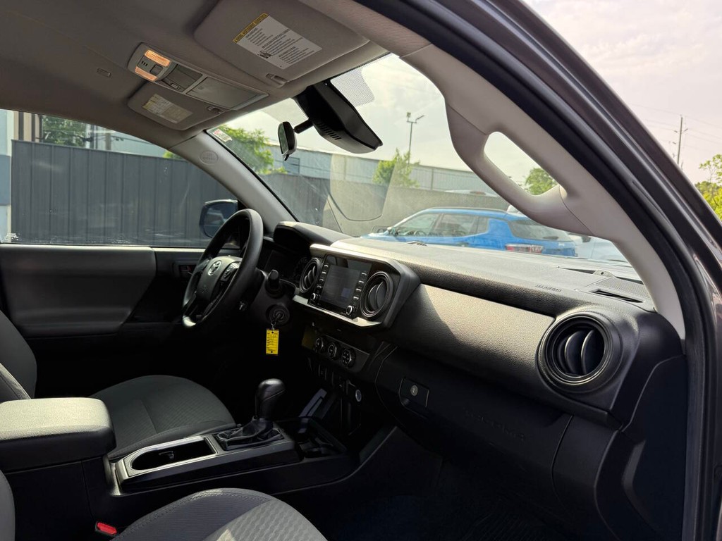 Toyota Tacoma Vehicle Full-screen Gallery Image 09