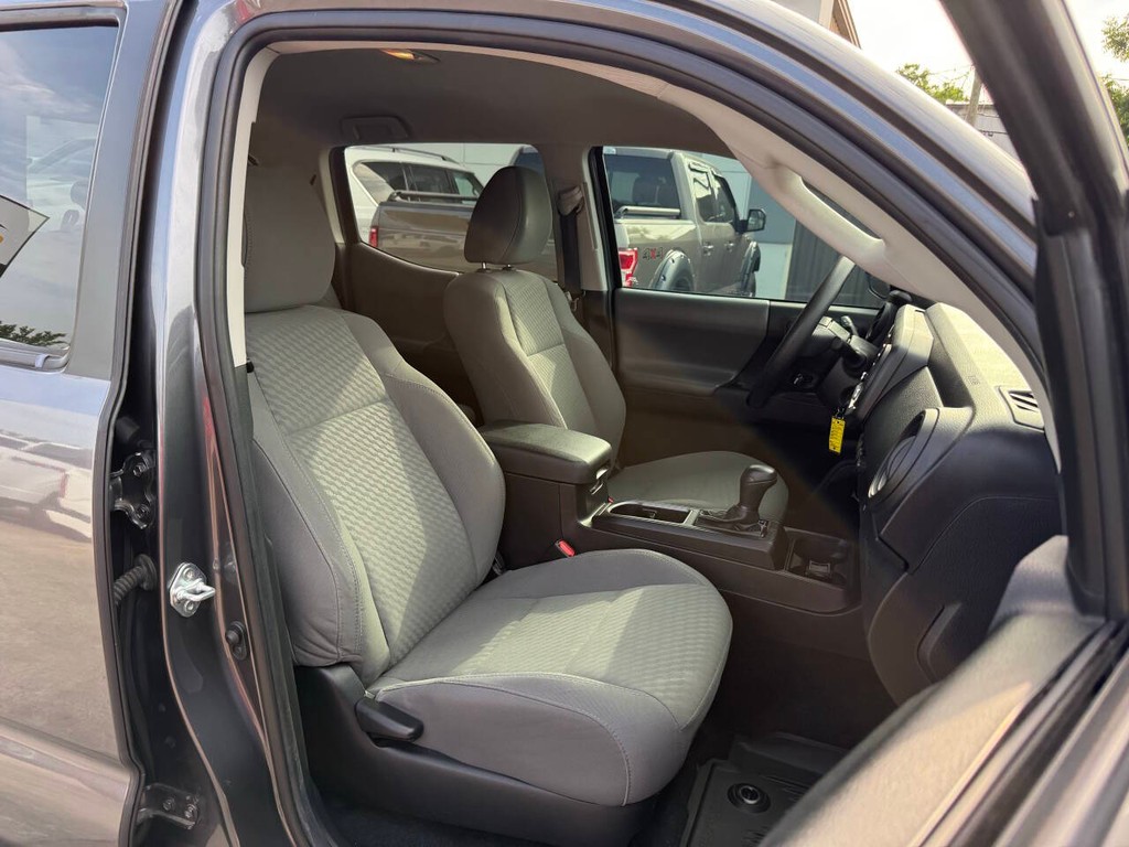 Toyota Tacoma Vehicle Full-screen Gallery Image 10