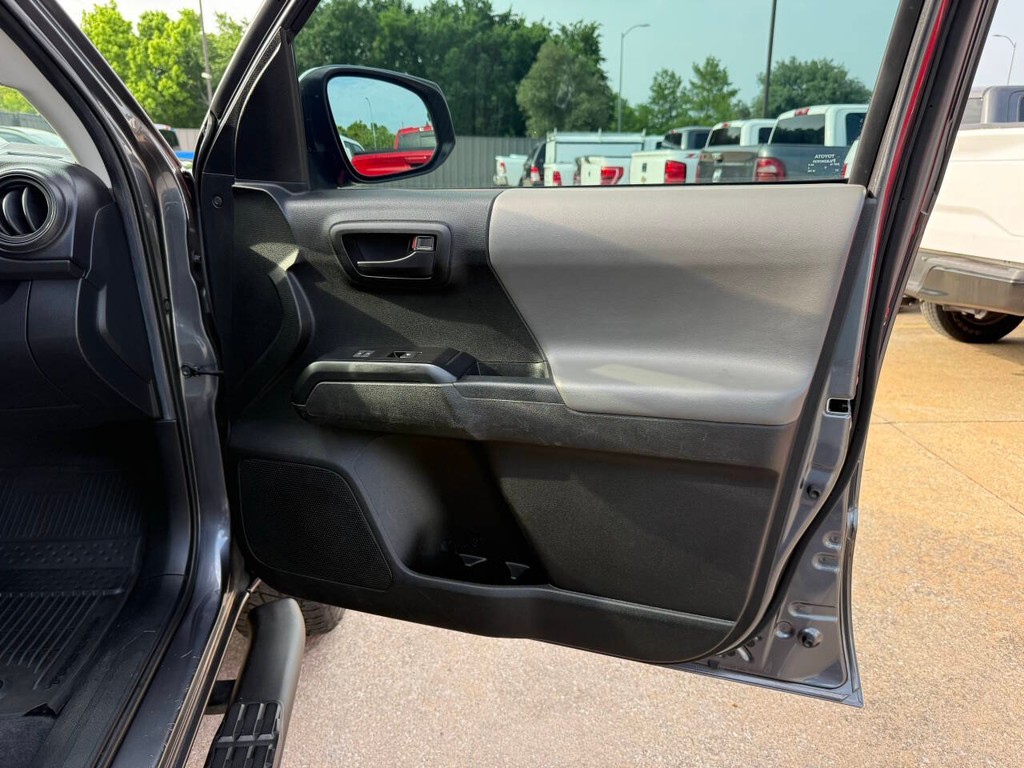 Toyota Tacoma Vehicle Full-screen Gallery Image 11