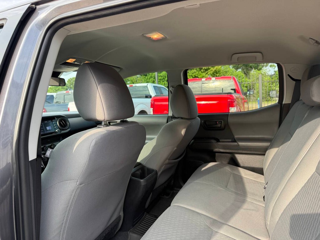 Toyota Tacoma Vehicle Full-screen Gallery Image 12