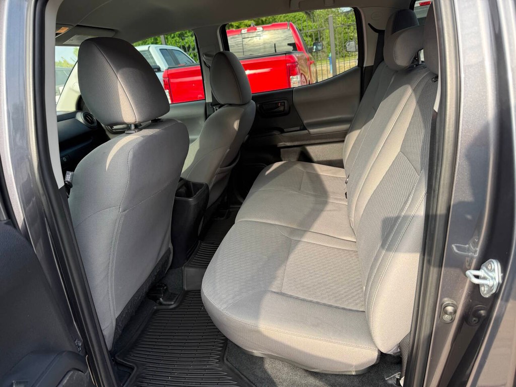 Toyota Tacoma Vehicle Full-screen Gallery Image 13