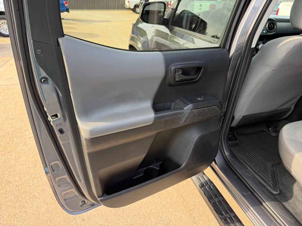 Toyota Tacoma Vehicle Full-screen Gallery Image 14