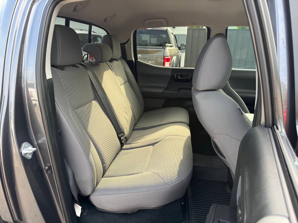 Toyota Tacoma Vehicle Full-screen Gallery Image 15