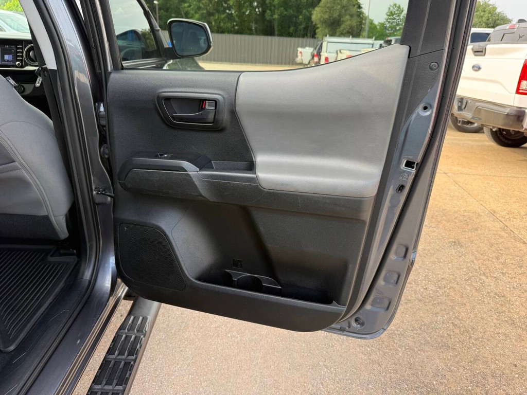 Toyota Tacoma Vehicle Full-screen Gallery Image 16