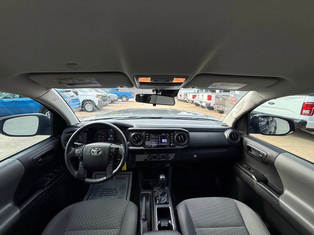 Toyota Tacoma Vehicle Full-screen Gallery Image 18