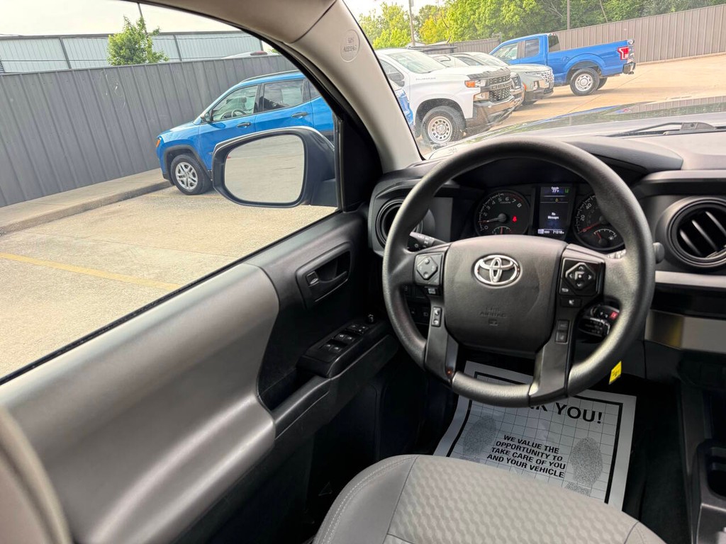 Toyota Tacoma Vehicle Full-screen Gallery Image 19