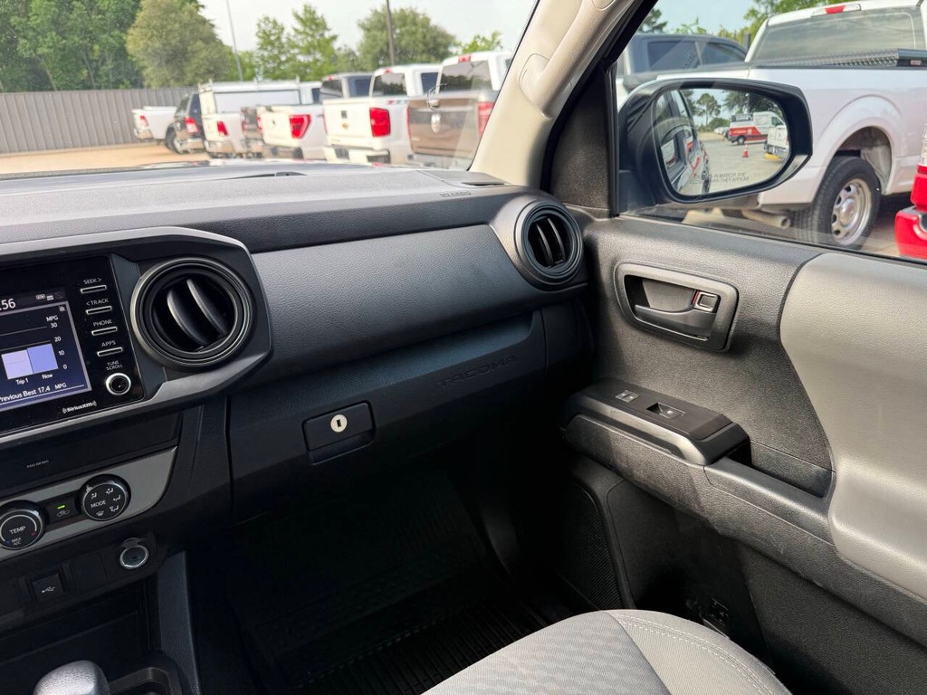 Toyota Tacoma Vehicle Full-screen Gallery Image 20