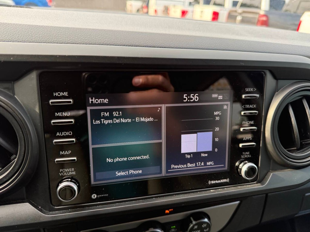 Toyota Tacoma Vehicle Full-screen Gallery Image 25