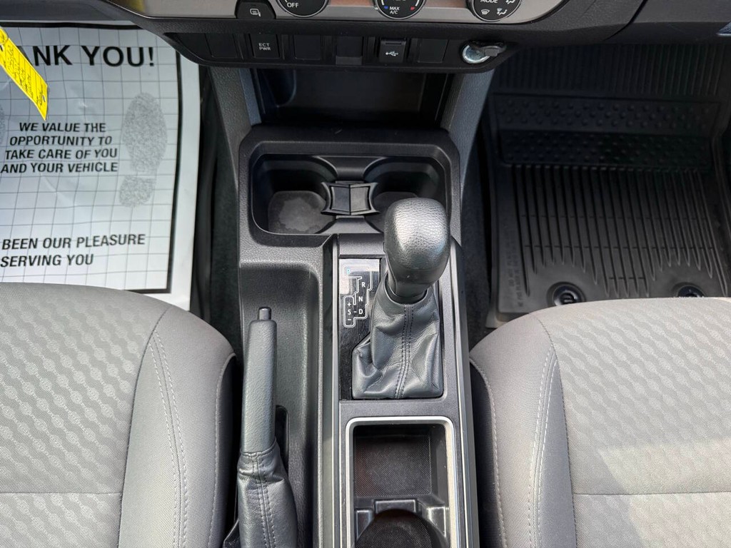 Toyota Tacoma Vehicle Full-screen Gallery Image 28