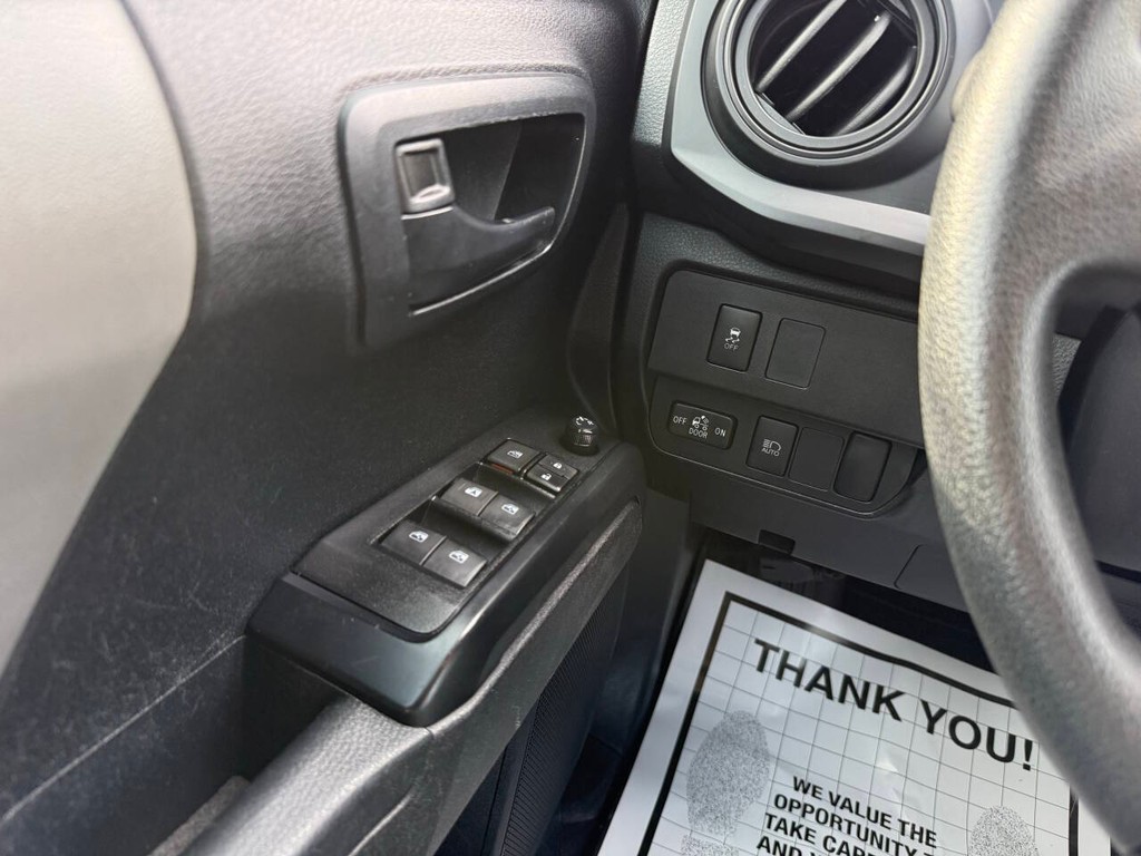 Toyota Tacoma Vehicle Full-screen Gallery Image 29
