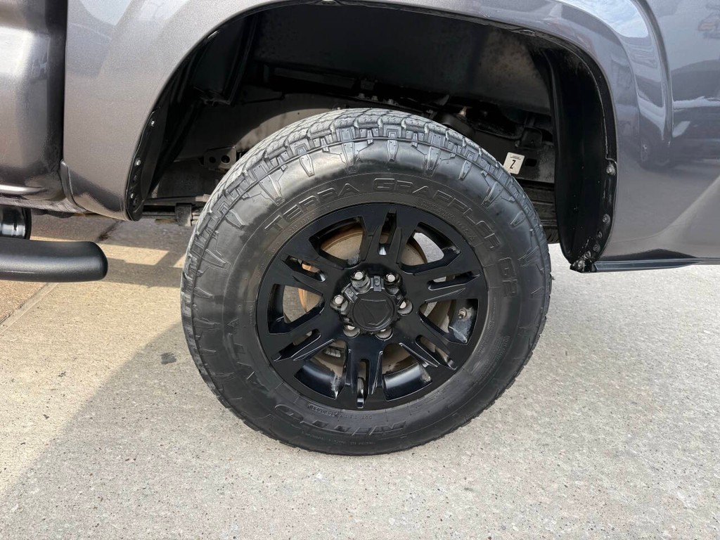 Toyota Tacoma Vehicle Full-screen Gallery Image 34