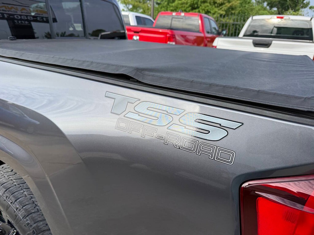 Toyota Tacoma Vehicle Full-screen Gallery Image 35
