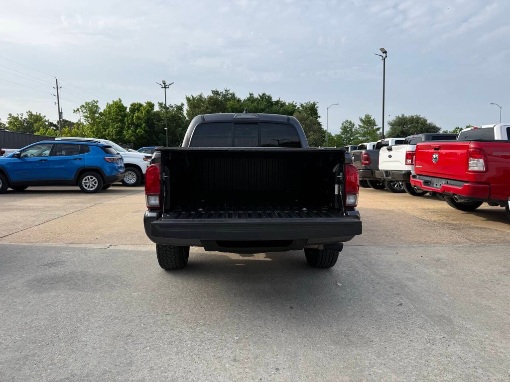 Toyota Tacoma Vehicle Full-screen Gallery Image 36