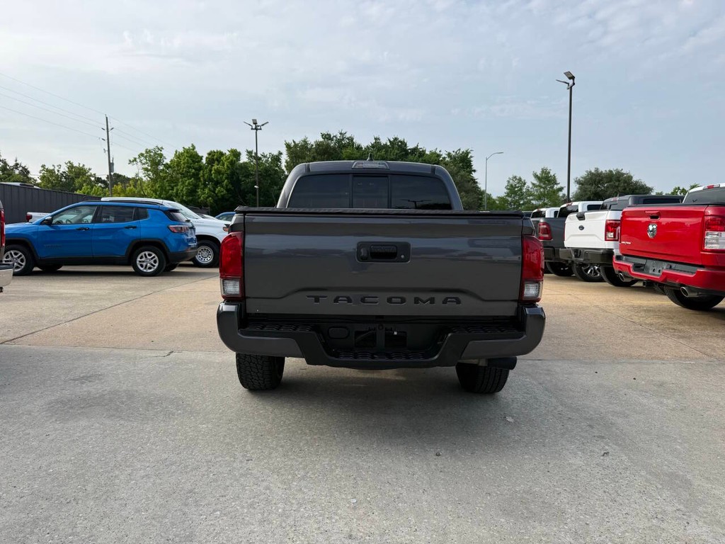 Toyota Tacoma Vehicle Full-screen Gallery Image 37